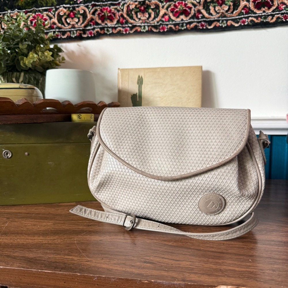 Liz Claiborne Vintage 1983 Textured Crossbody Saddle Bag Beige Medium